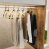 Grucce in legno di pino con giunture in plastica nera Linea Woodpine