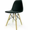 Sedia nera con gambe in legno