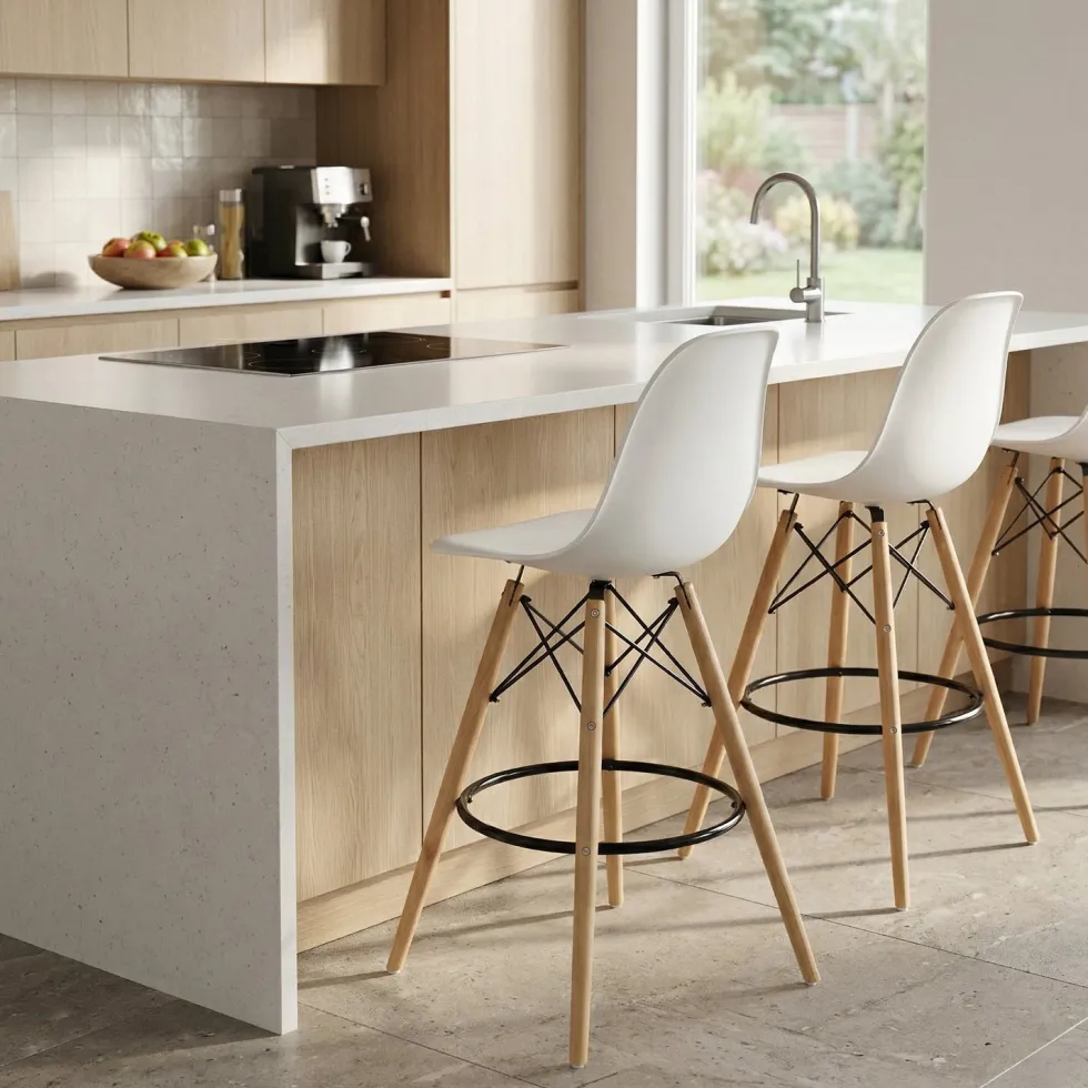 Sgabello Nordica in Polipropilene Bianco con gambe in legno